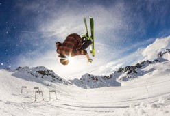 “华金·托比利亚的坚韧防守与领导风范，成就阿根廷美洲狮队的新辉煌”